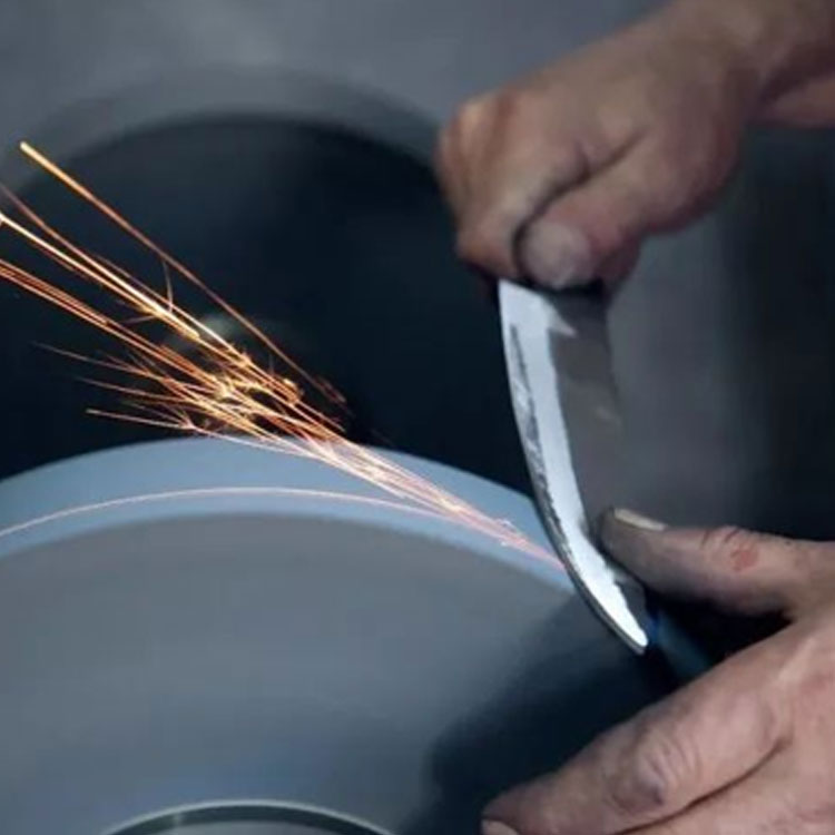 Affilatura con pietra bagnata